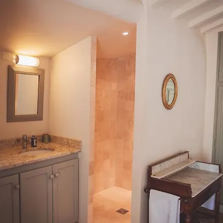 Pensión Ancienne Maison Des Gardes